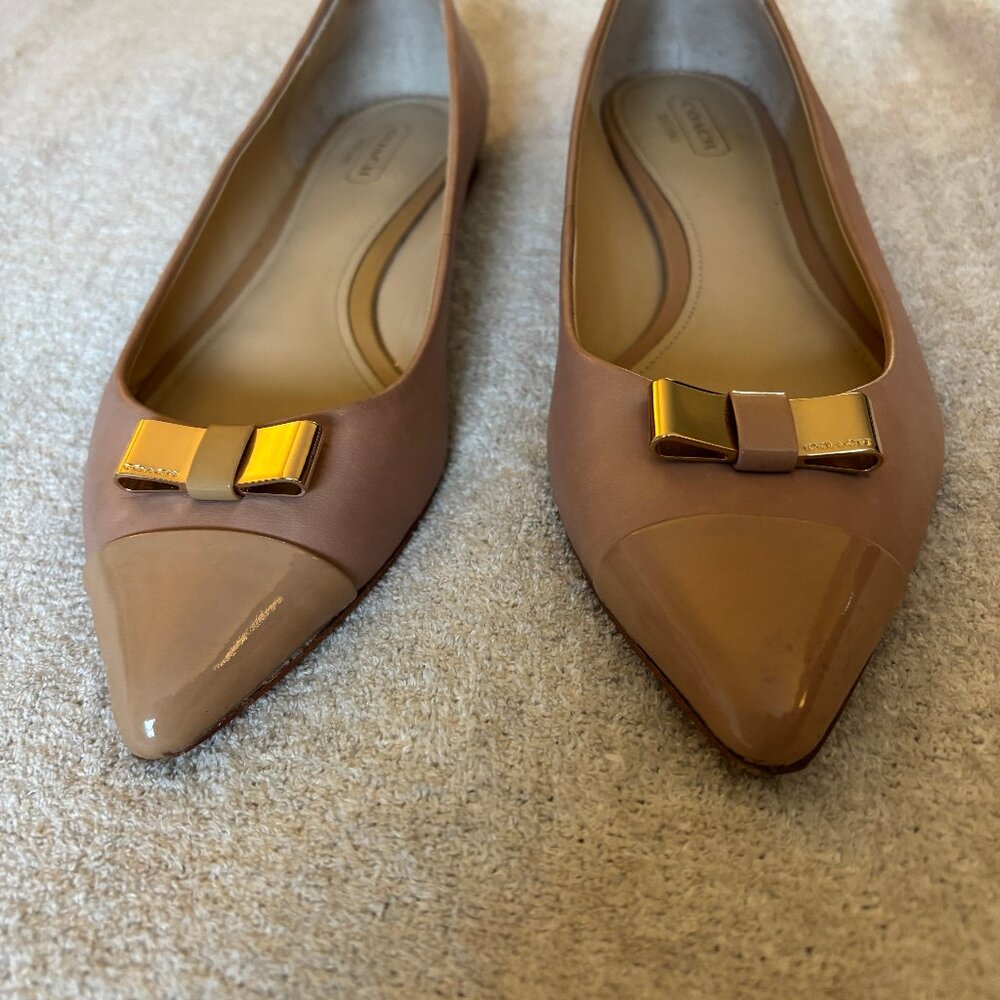 Coach "Wynter" flats in blush leather, patent toe caps, gold bows, size 8.5 - Picture 6 of 8